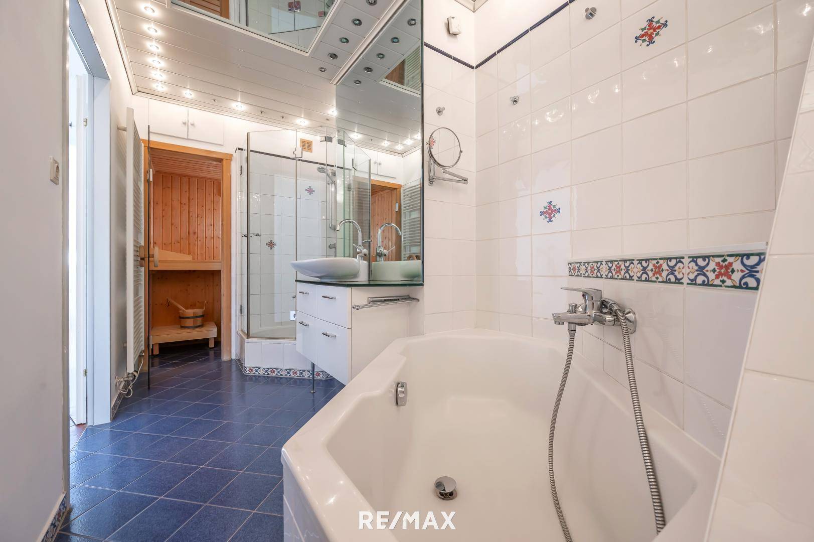 Badezimmer mit Wanne, Dusche und Toilette