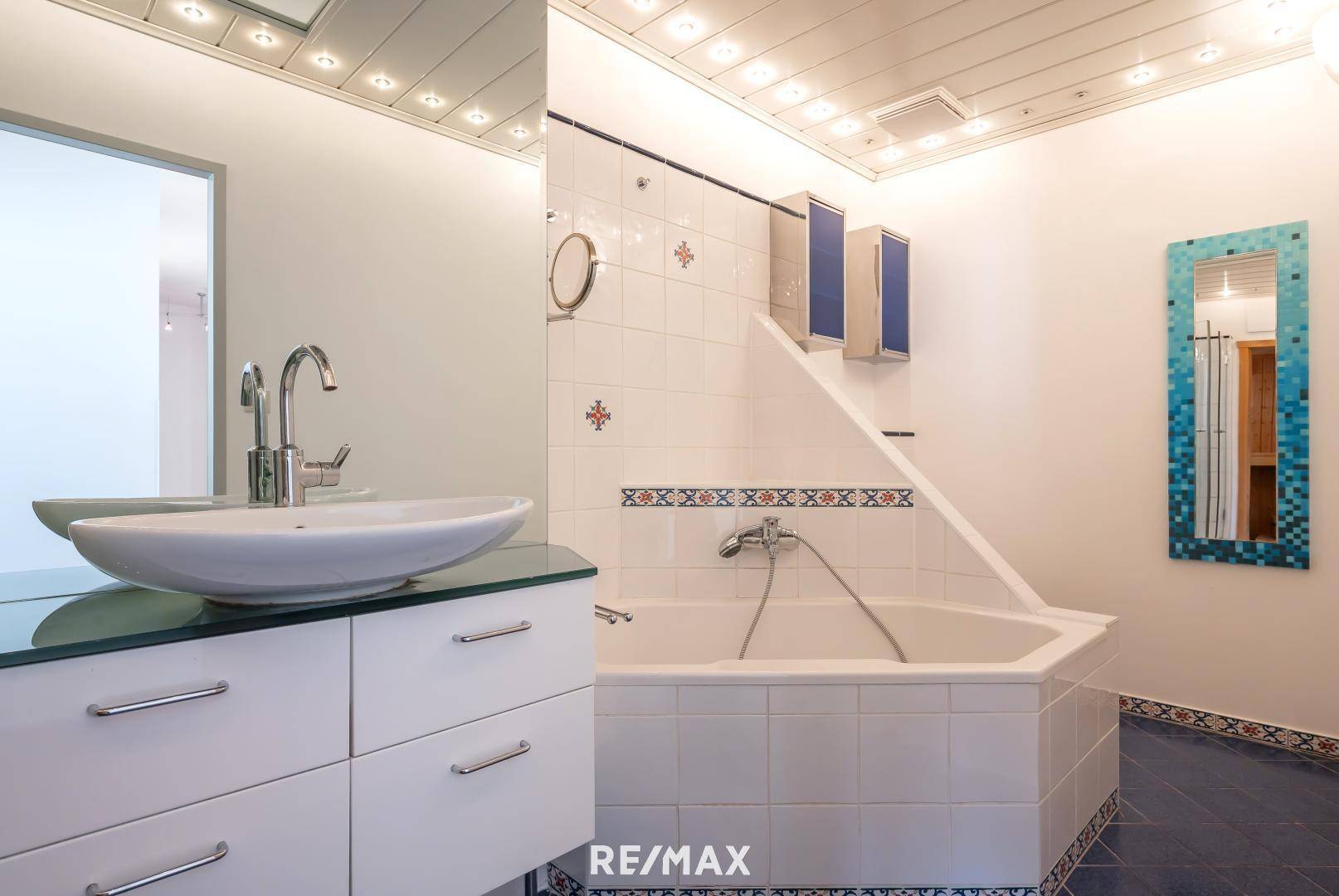 Badezimmer mit Wanne, Dusche und Toilette