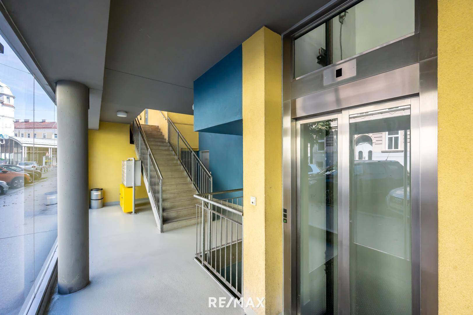 Heller, freundlicher Hauseingang | Lift