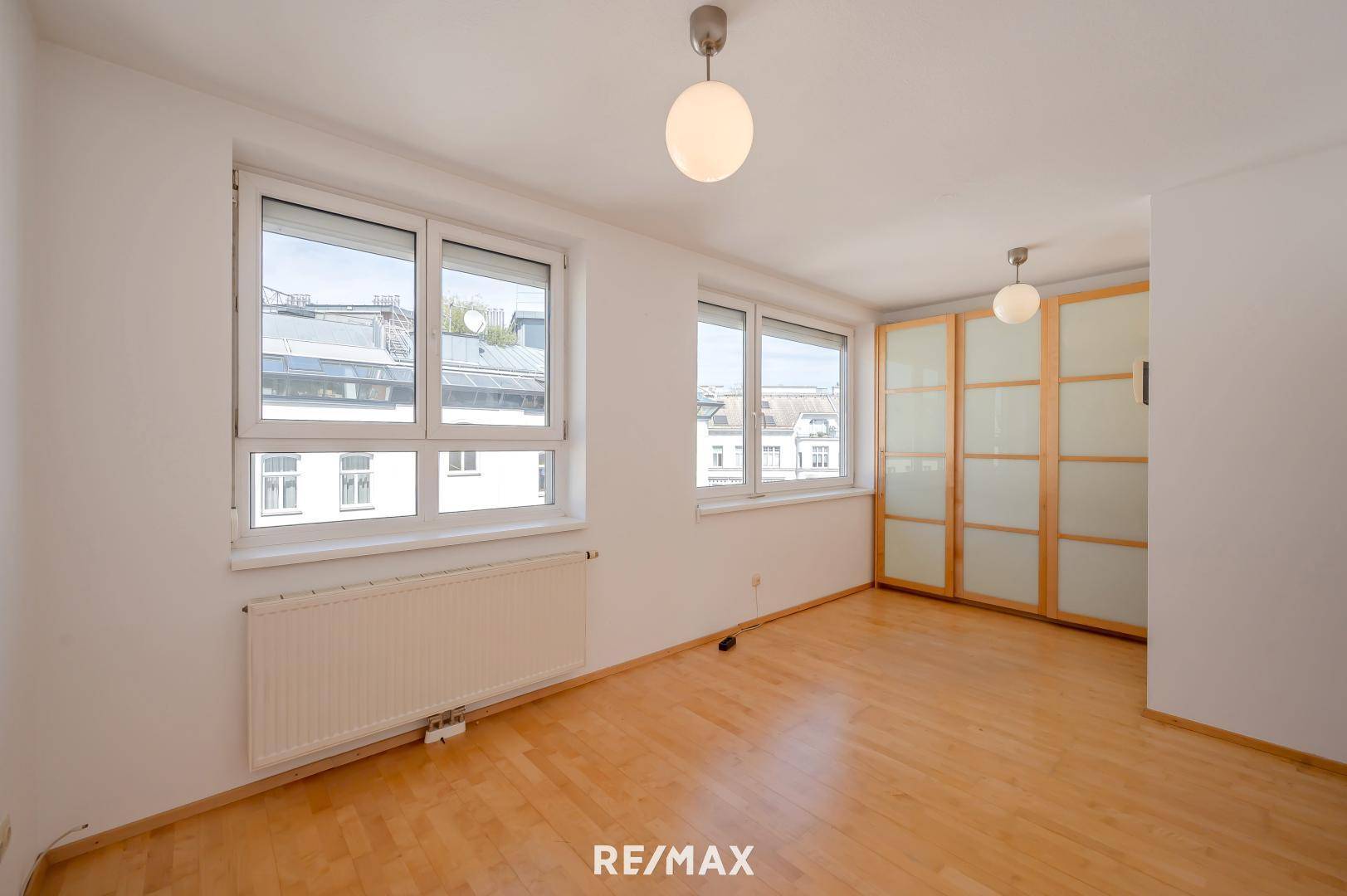 Schlafzimmer mit großen Kasten
