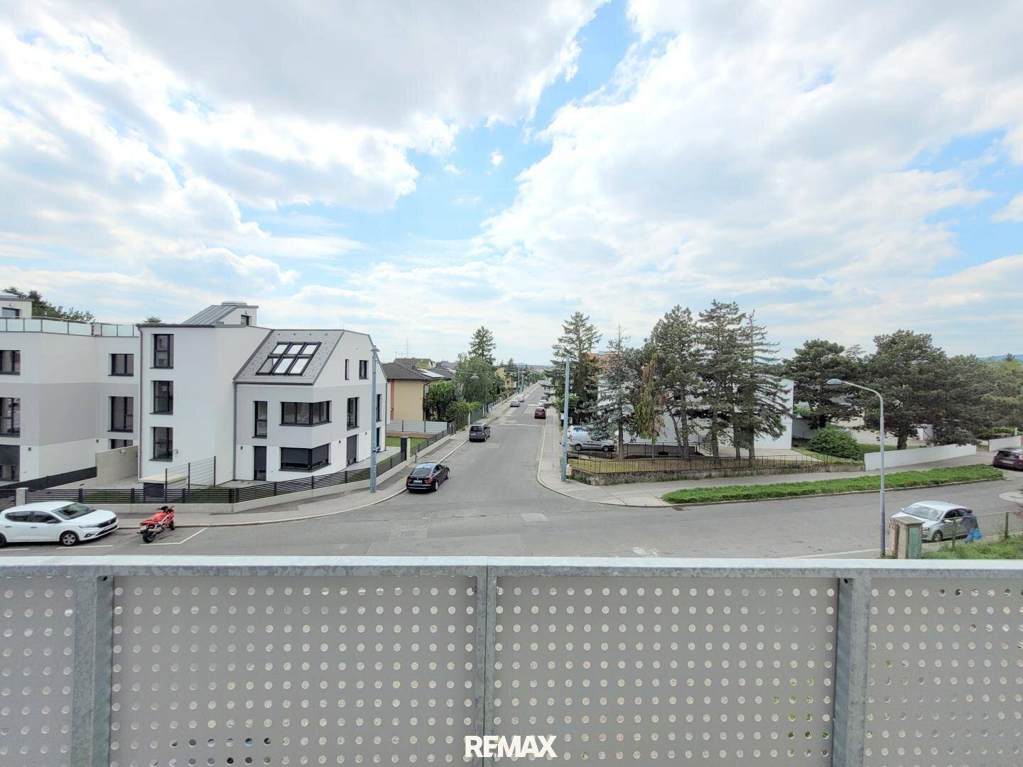 Weitblick über die Straße und die umliegende Wohngegend mit modernen Gebäuden.