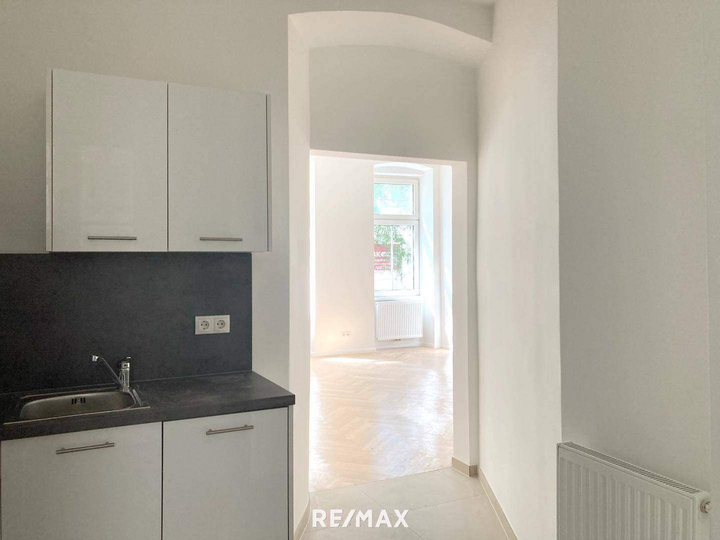 Küche mit Blick ins Wohnzimmer