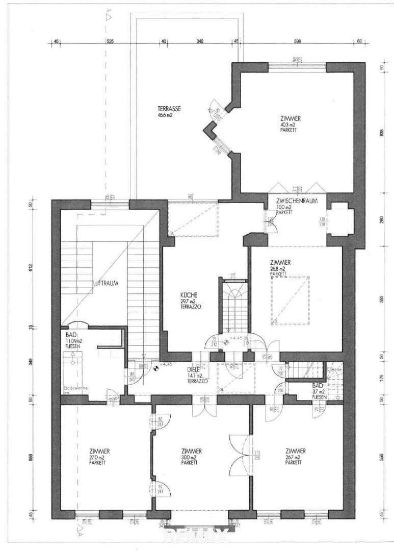 Grundriss des ersten Obergeschosses mit Küche, Bädern und großer Terrasse.
