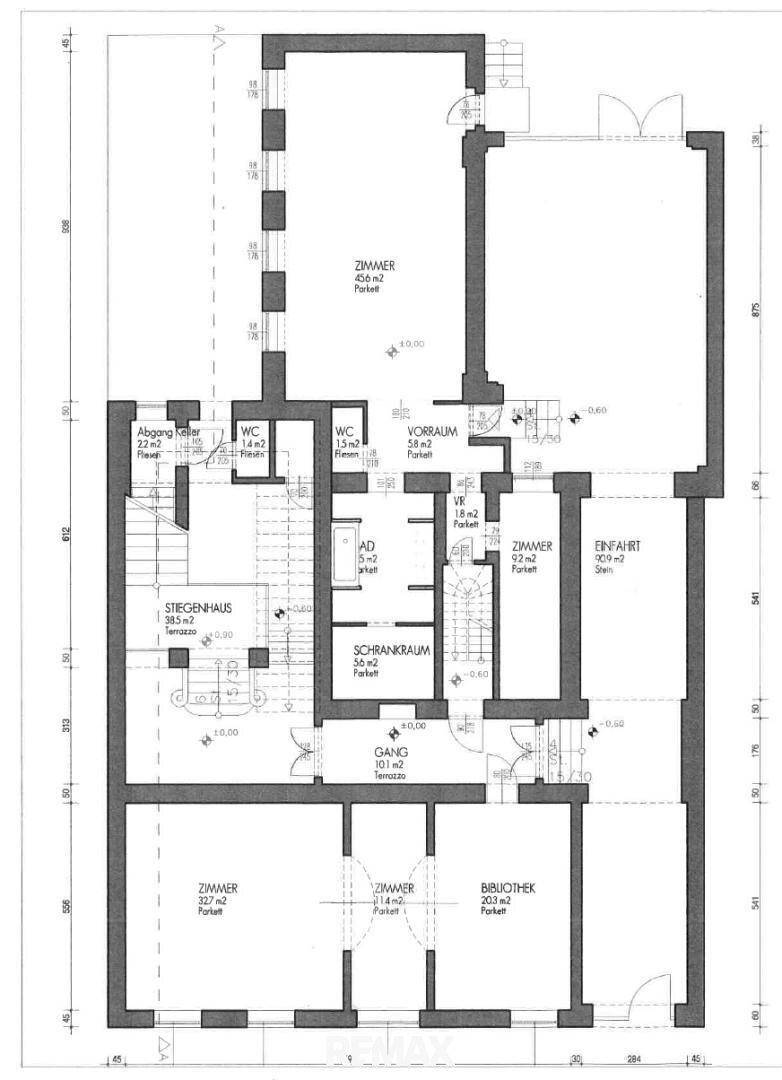 Grundriss des Erdgeschosses mit mehreren Zimmern, WC und Treppenhaus.