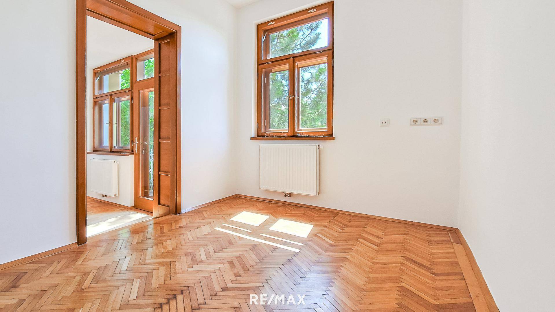 ZIMMER MIT VORZIMMER UND BALKON (OBERGESCHOSS)