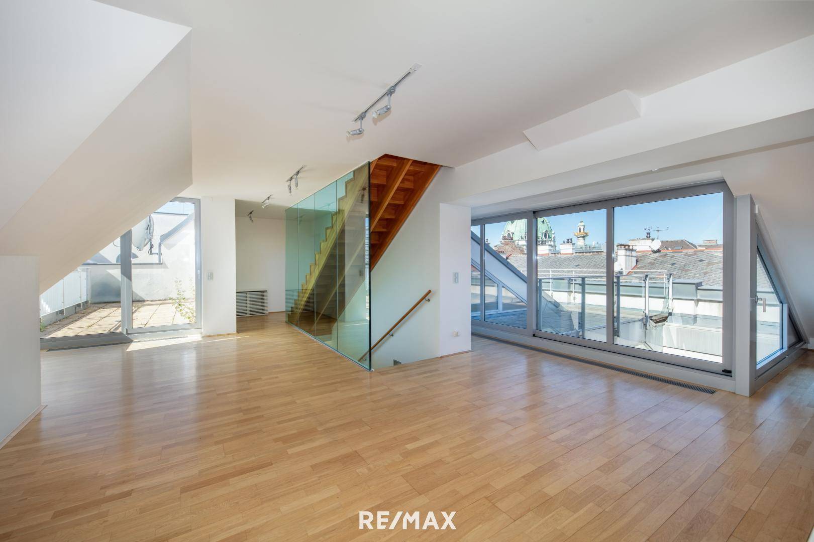 Wohnzimmer mit Blick Richtung Karlskirche