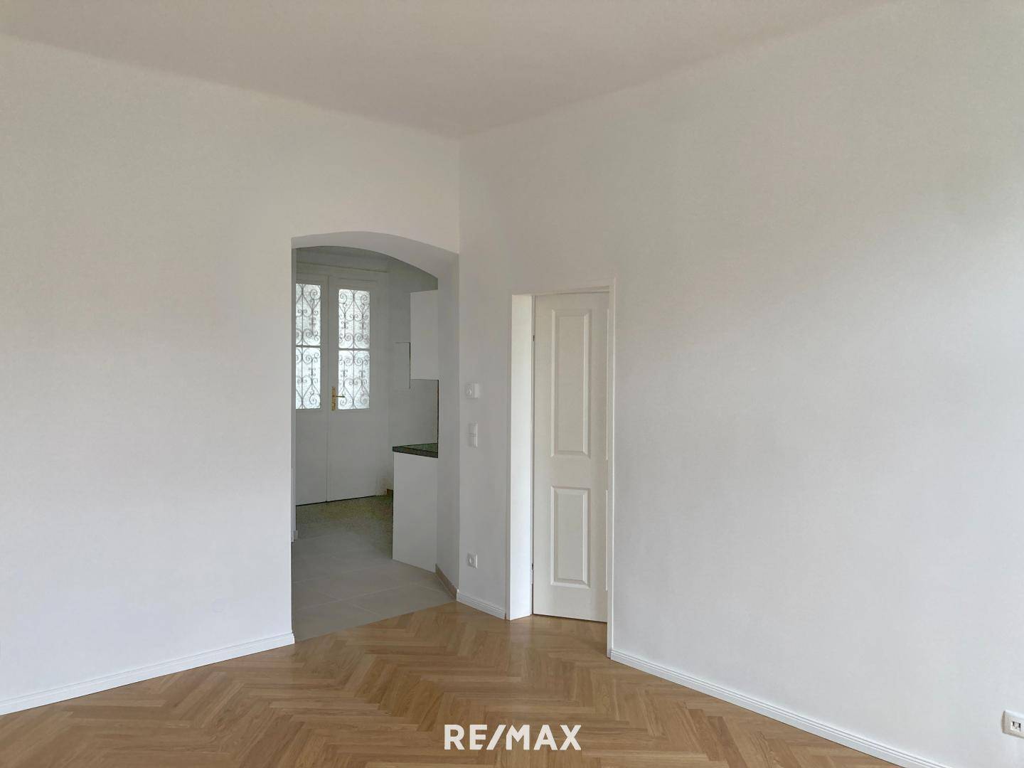 Blick aus dem Wohnzimmer zum Eingangsbereich