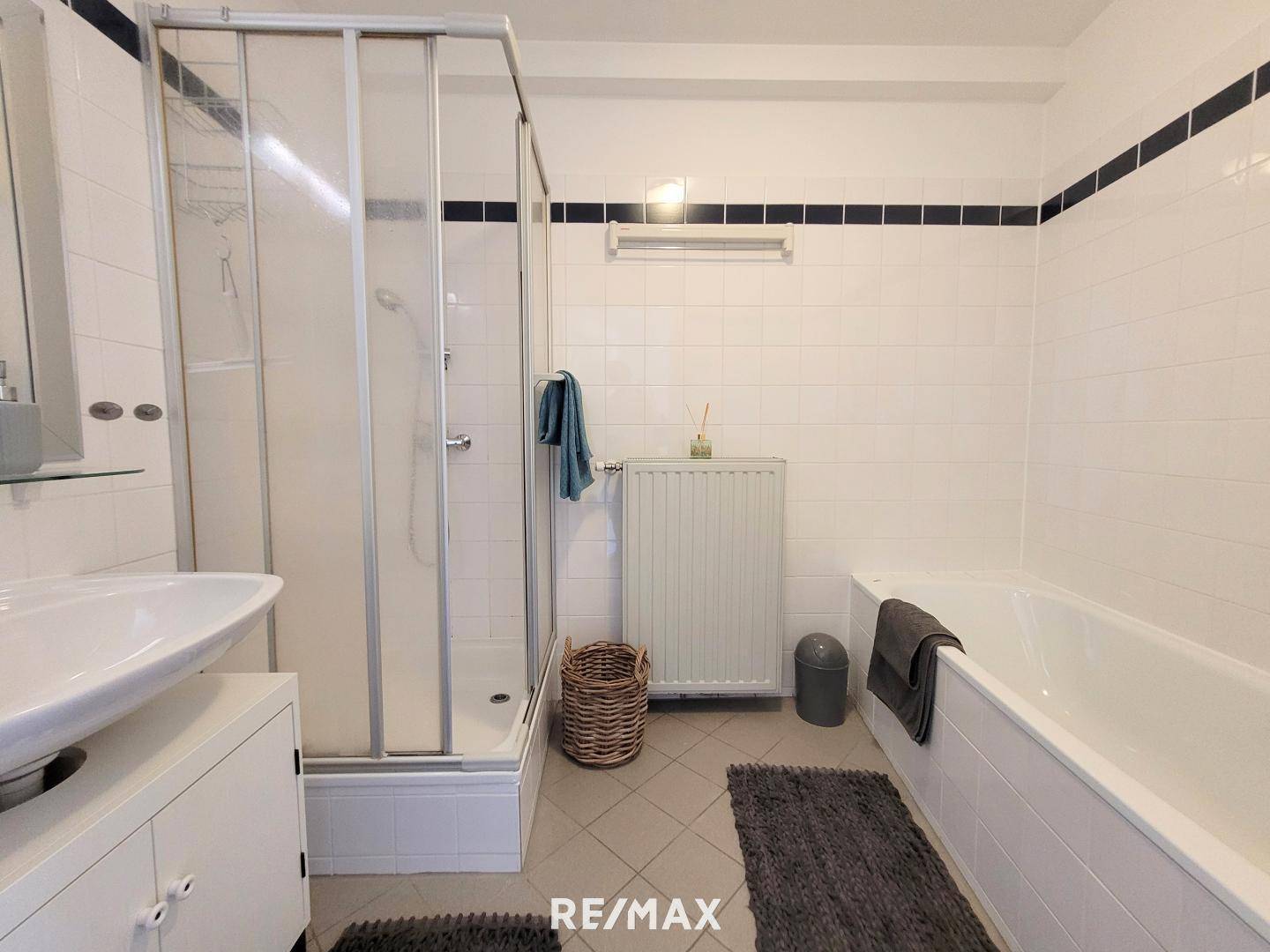 Bad mit Wanne und Dusche