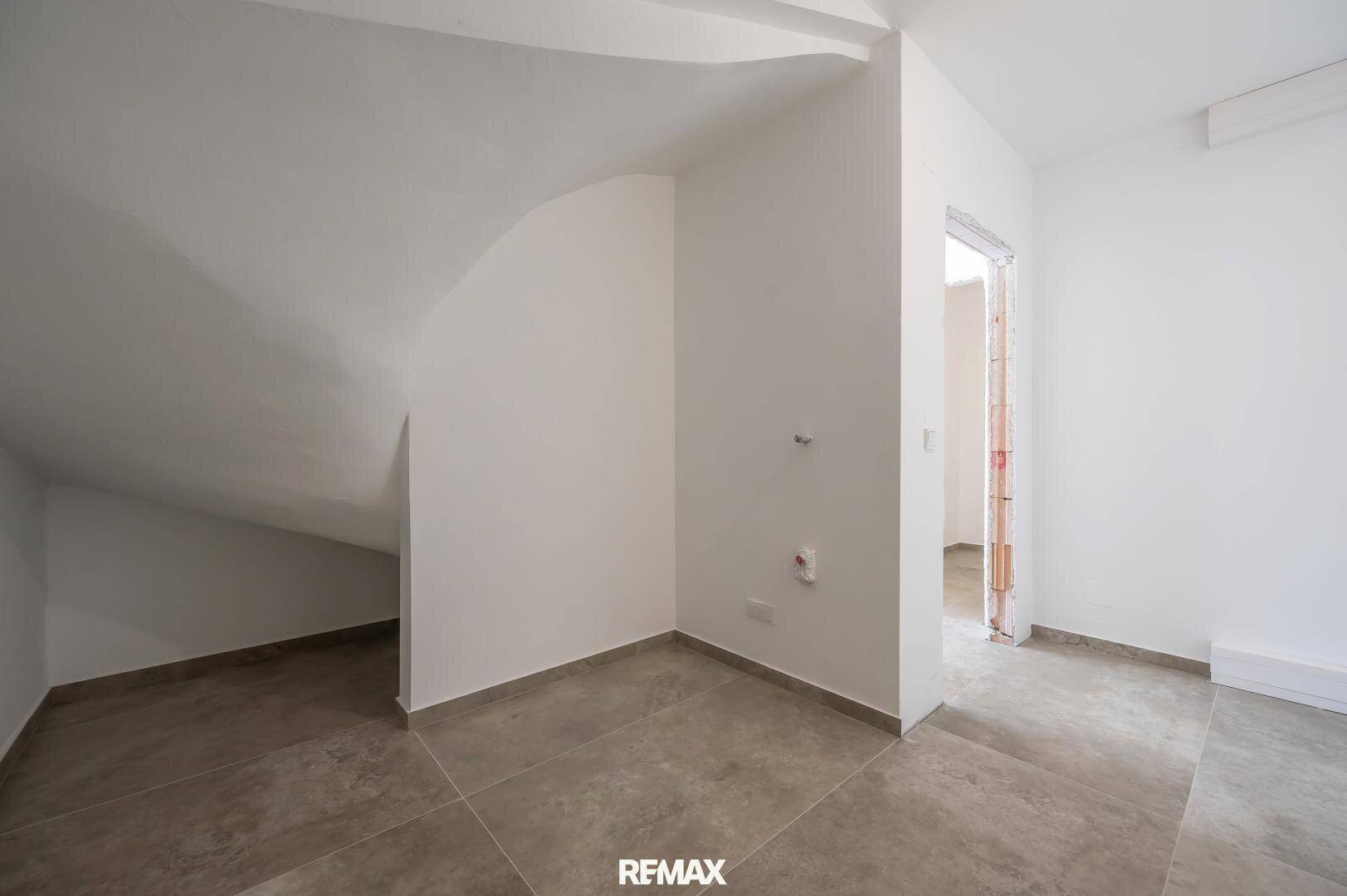 Kleiner Raum im Dachgeschoss mit schräger Decke, ideal als Abstellraum oder Ankleidezimmer.