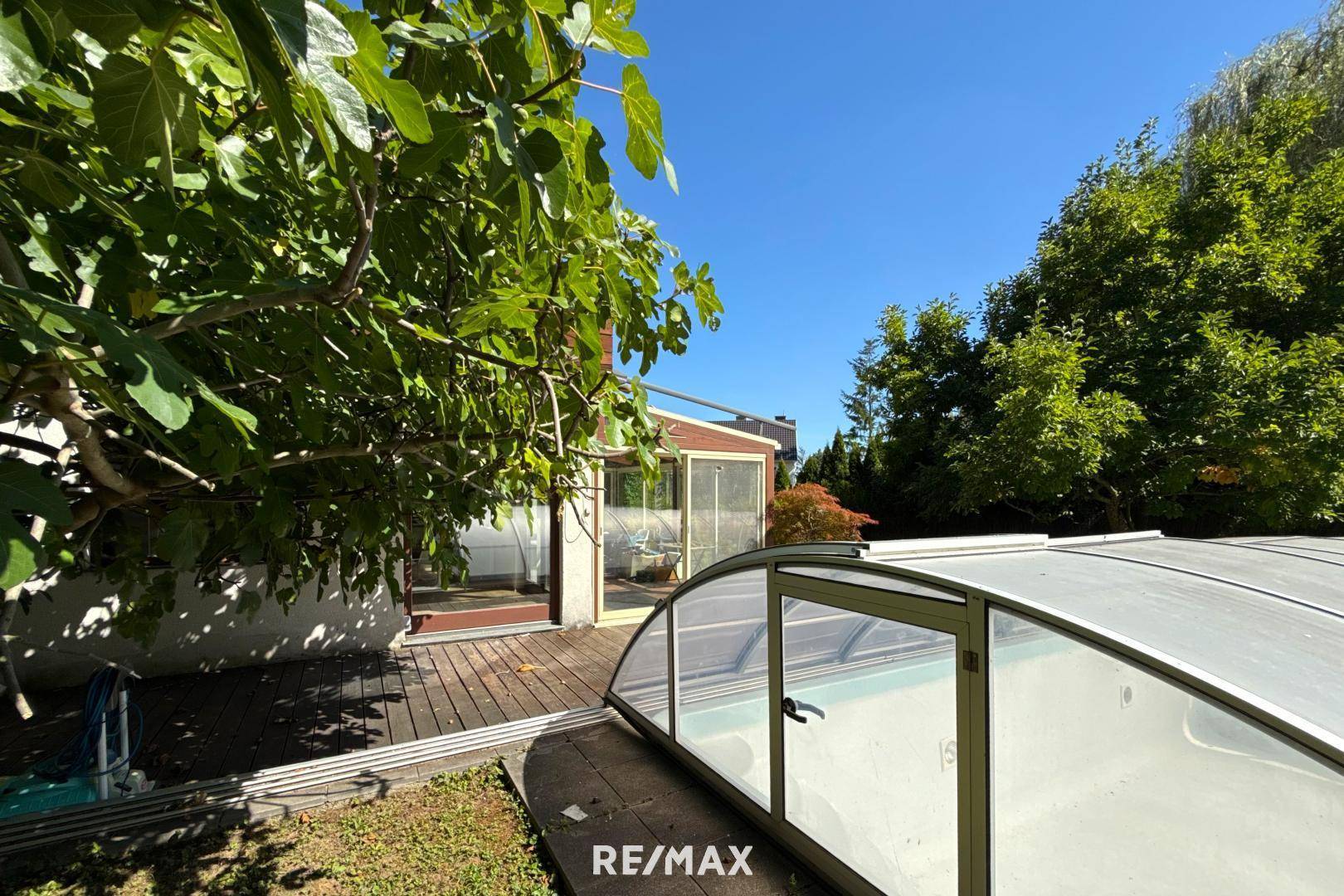 Seitliche Pool und Wintergartenansicht