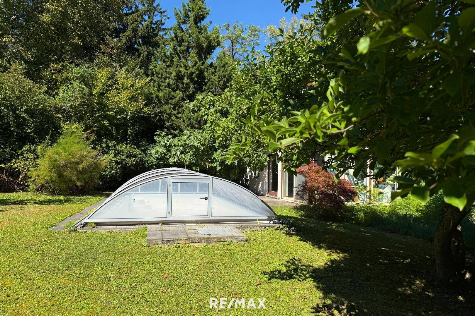 Überdachtes Pool