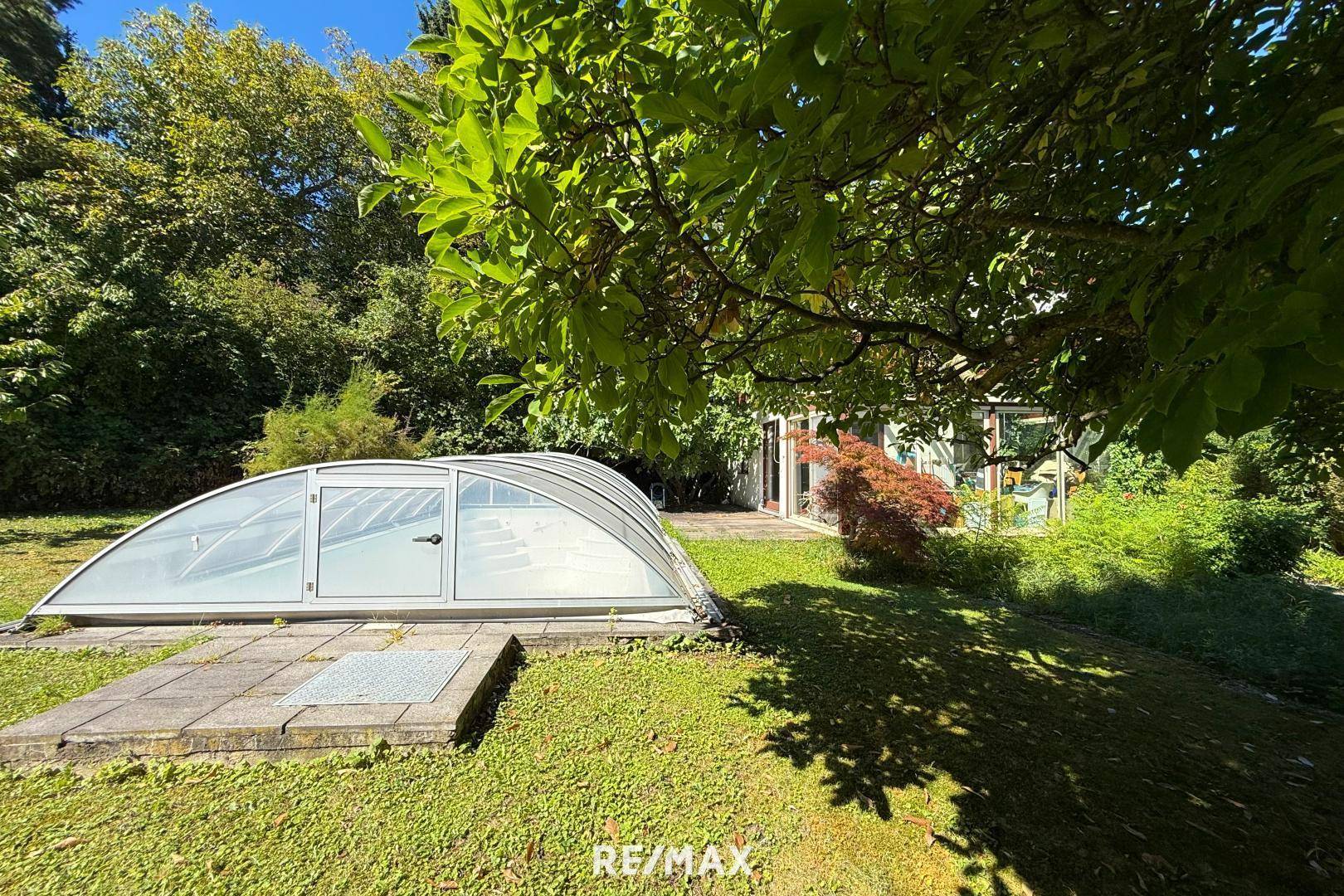 Überdachtes Pool