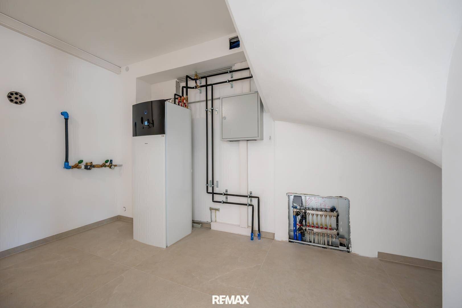 Technikraum mit moderner Heizungsanlage und Installationen für die Haustechnik, bereit zur Nutzung.