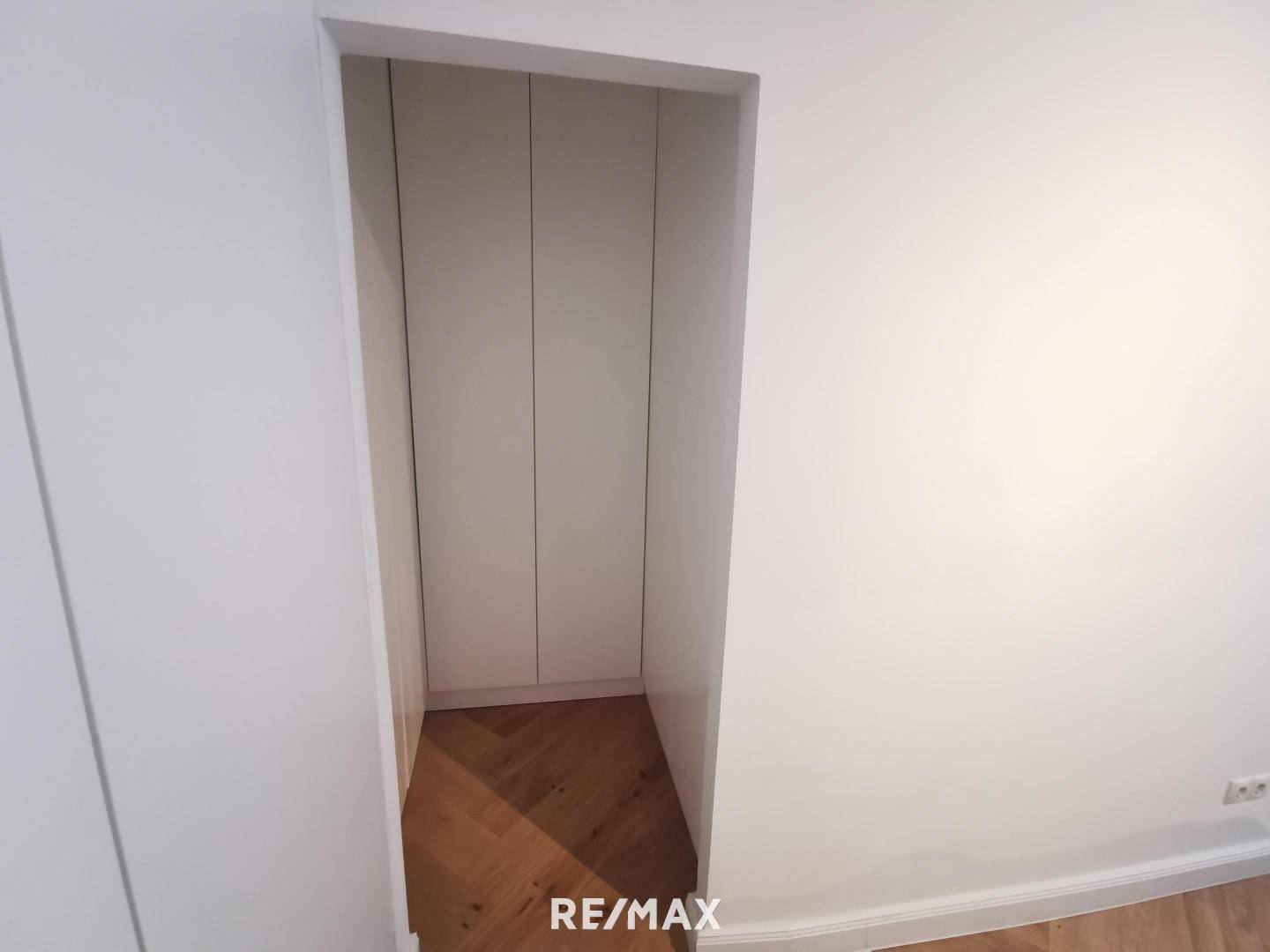 Kleiderkammer, rundum und raumhoch