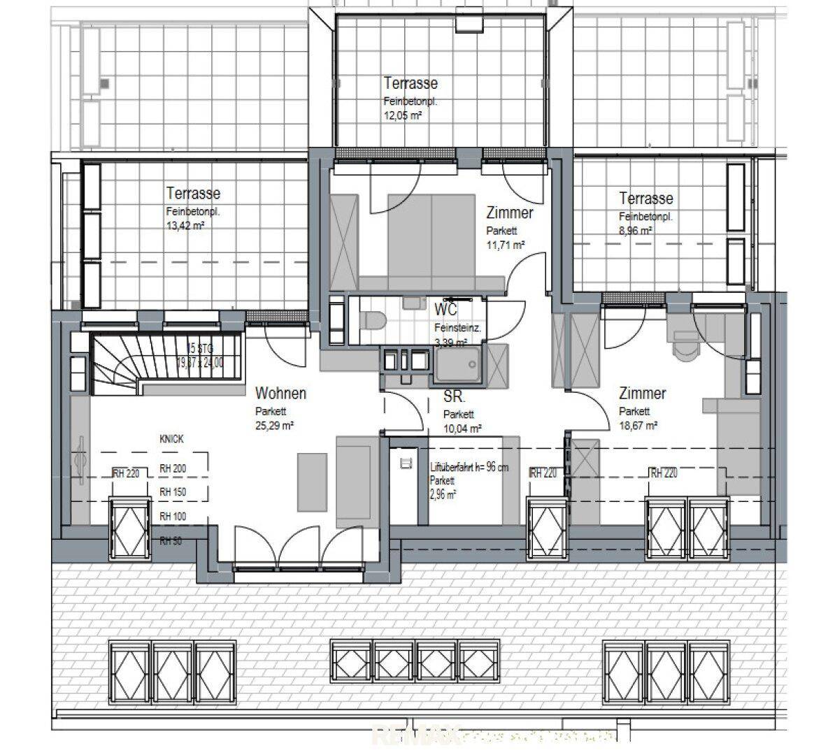 Grundriss des oberen Geschosses mit Wohnzimmer, WC, Zimmern und mehreren Terrassen.