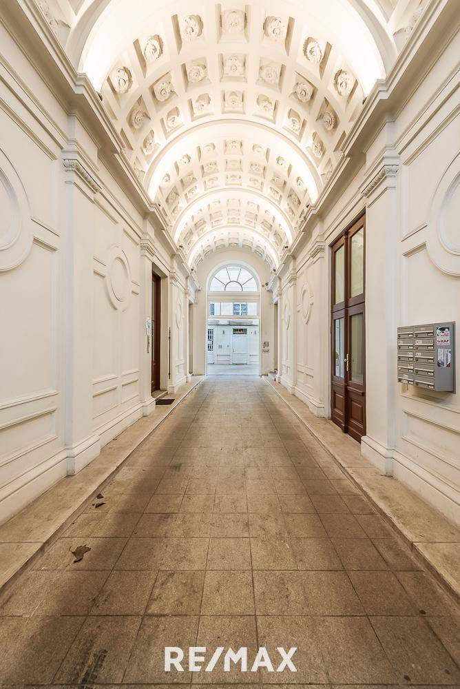 Prunkvoller Hausdurchgang mit historischem Gewölbe