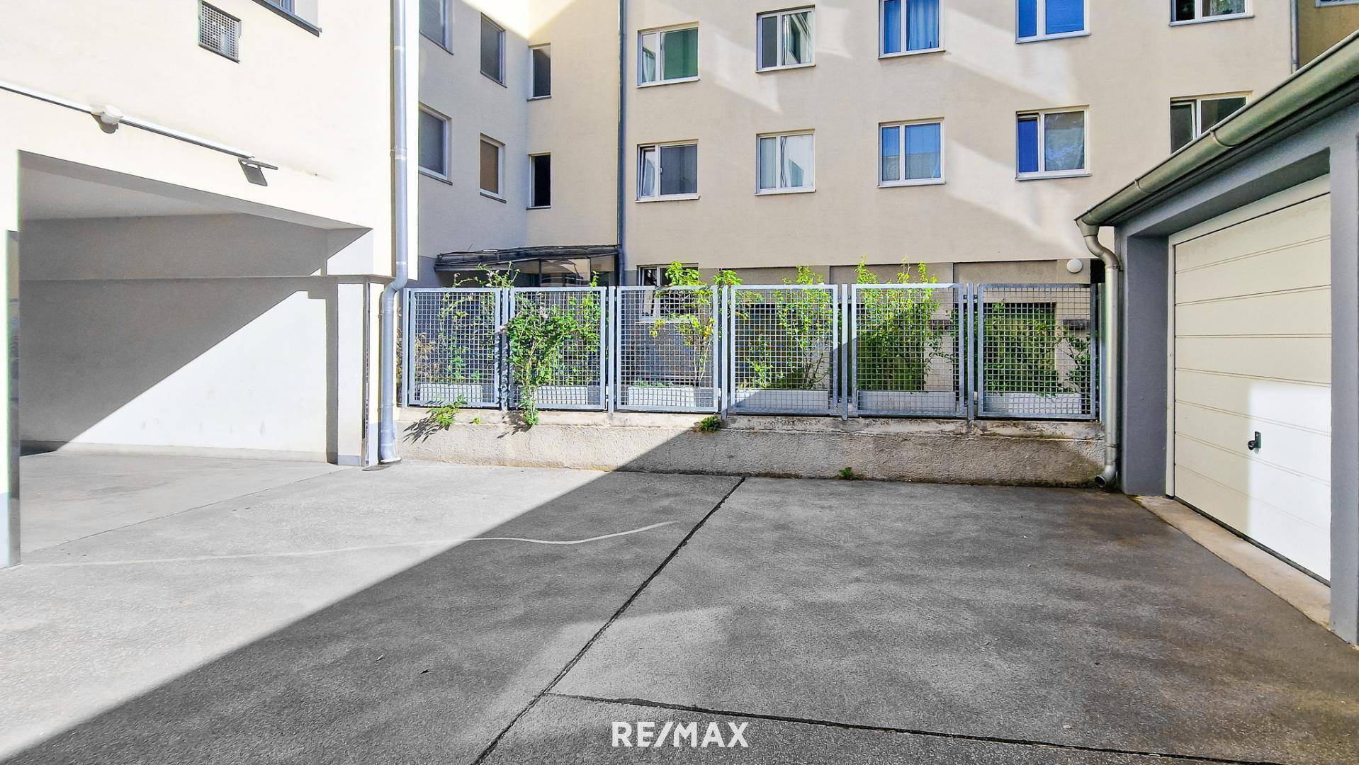 Garage und Ausfahrt