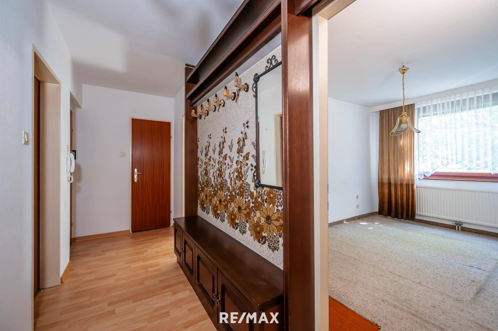 Vorzimmer | Blick ins Schlafzimmer