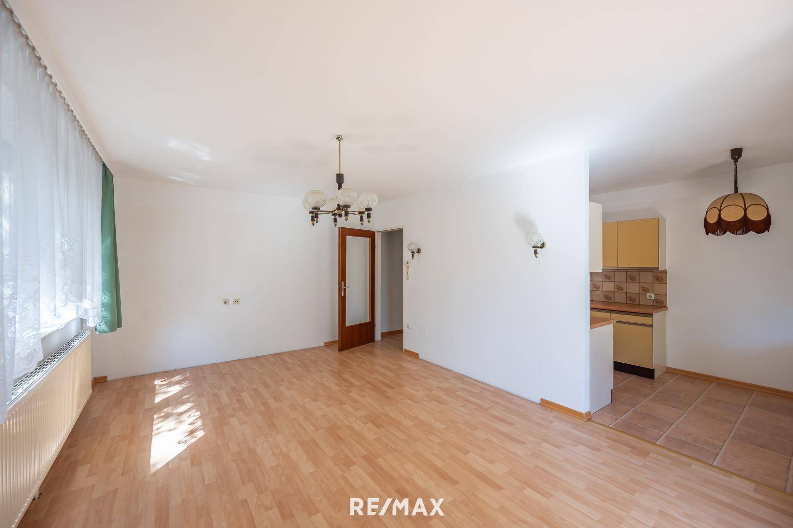 Wohnzimmer Blick in die halboffene Küche