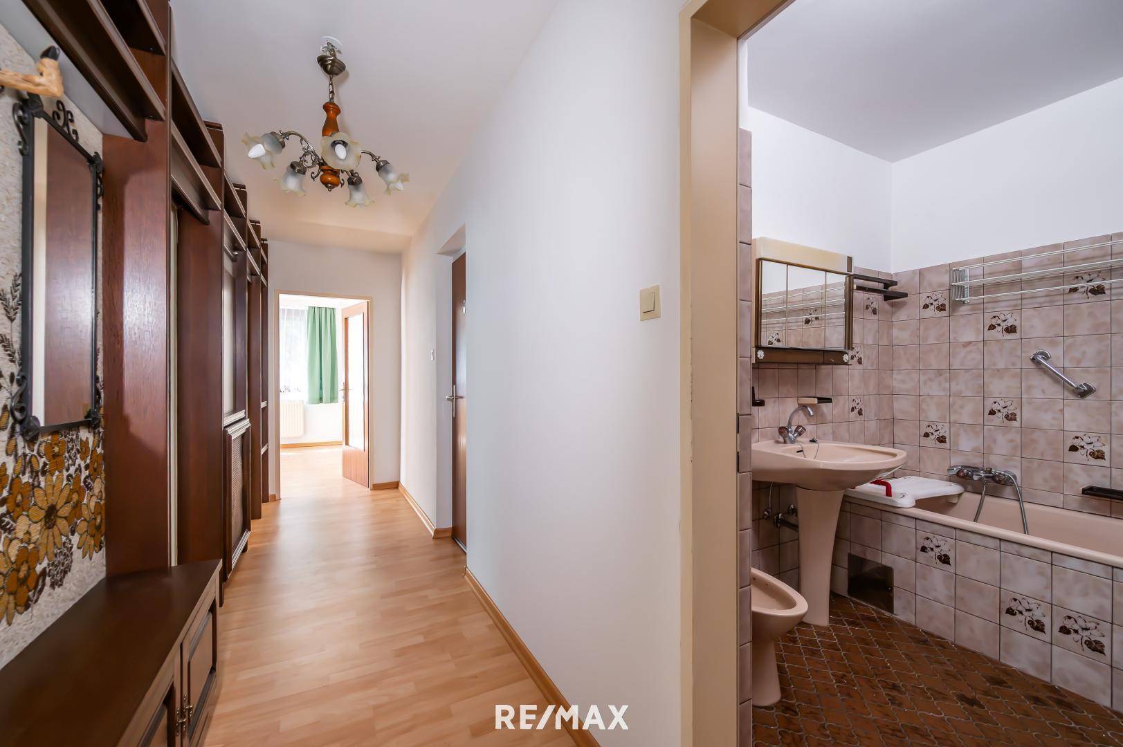 Vorzimmer | Blick ins Badezimmer