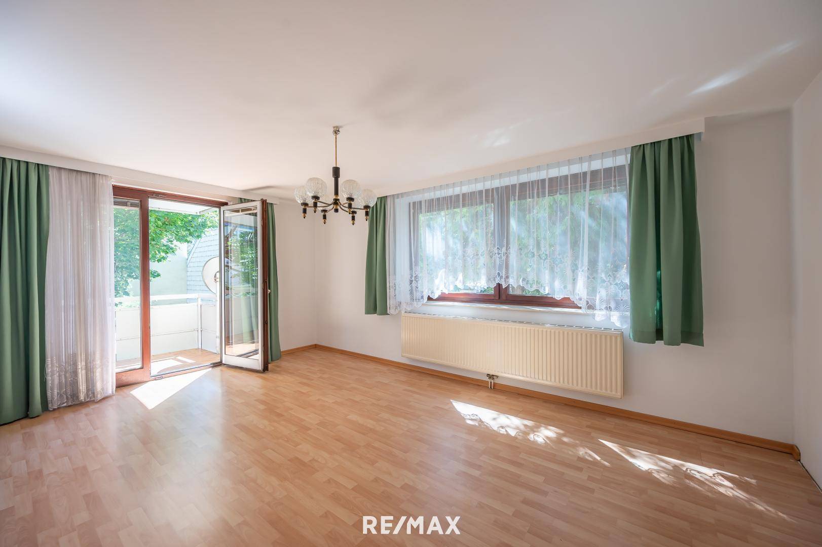 Wohnzimmer mit Ausgang auf den Balkon