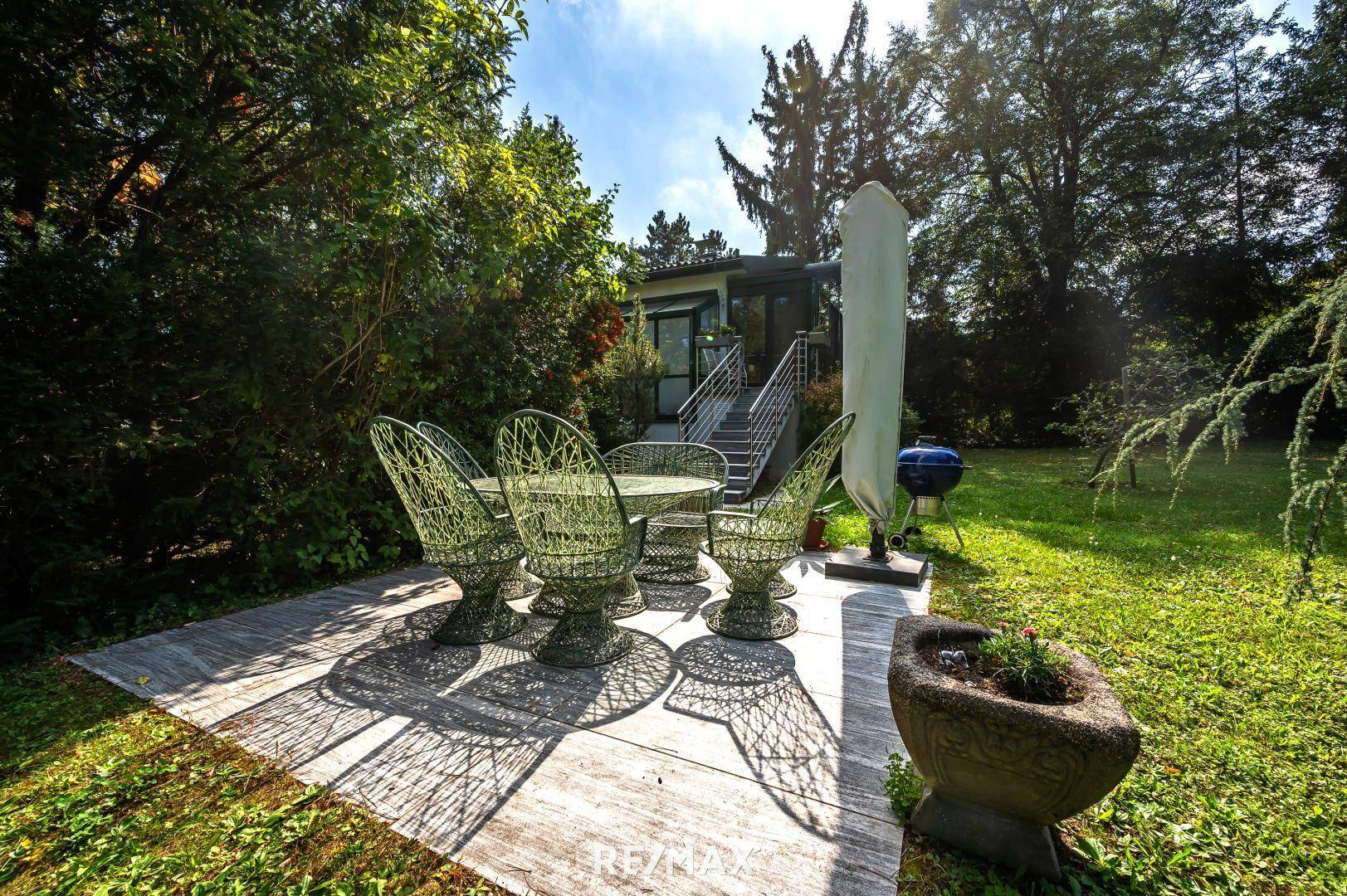 Gartenterrasse | Blick auf den Bungalow