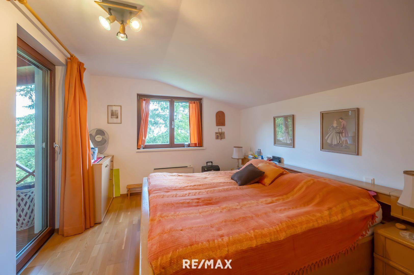Schlafzimmer mit Ausgang auf Terrasse