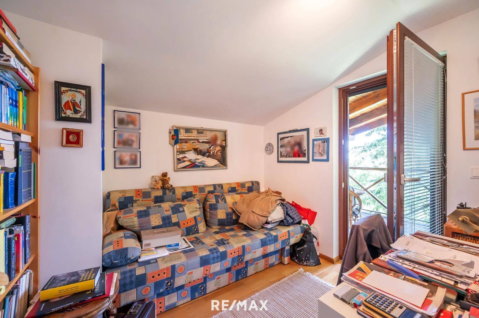 Zimmer mit Ausgang auf Terrasse