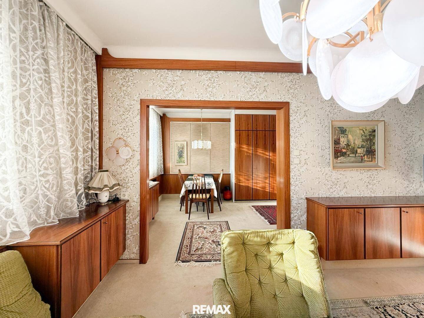 Wohnzimmer im Vintage-Stil mit Blick durch eine Türöffnung in den Essbereich.
