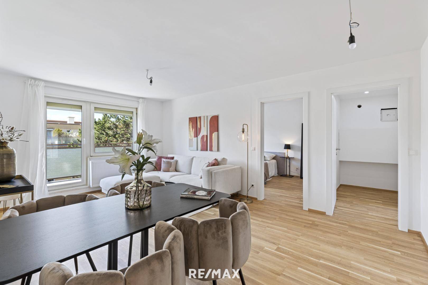 Wohnzimmer mit Ausgang auf rückwärtige Terrasse