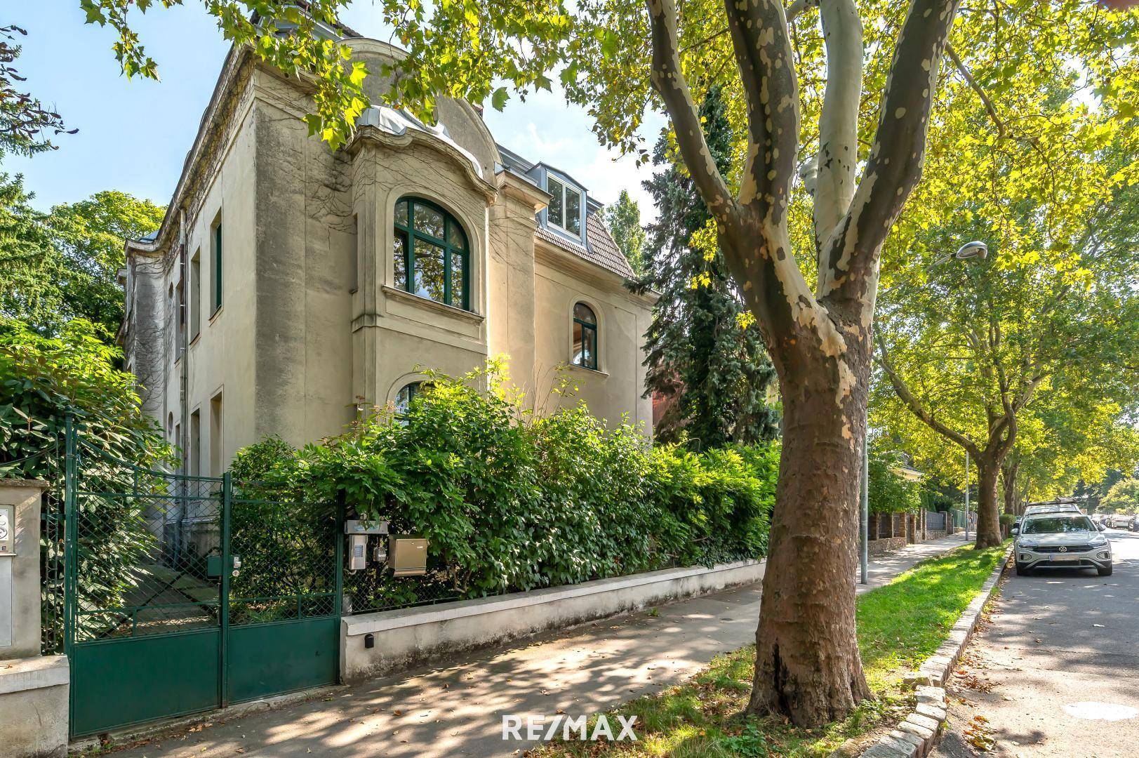 Straßenansicht Villa