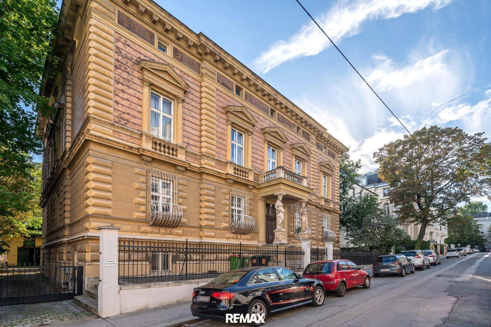 Prächtige historische Fassade eines Gebäudes mit klassischen architektonischen Details und Verzierungen.