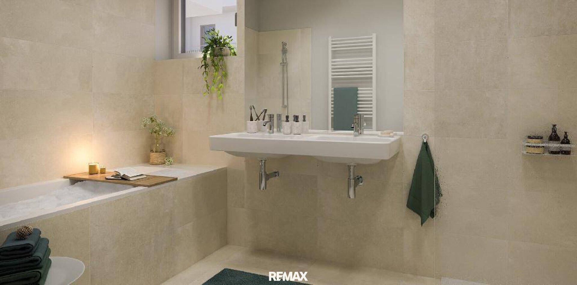 Modernes Badezimmer mit Doppelwaschbecken, Badewanne und hellen Fliesen.
