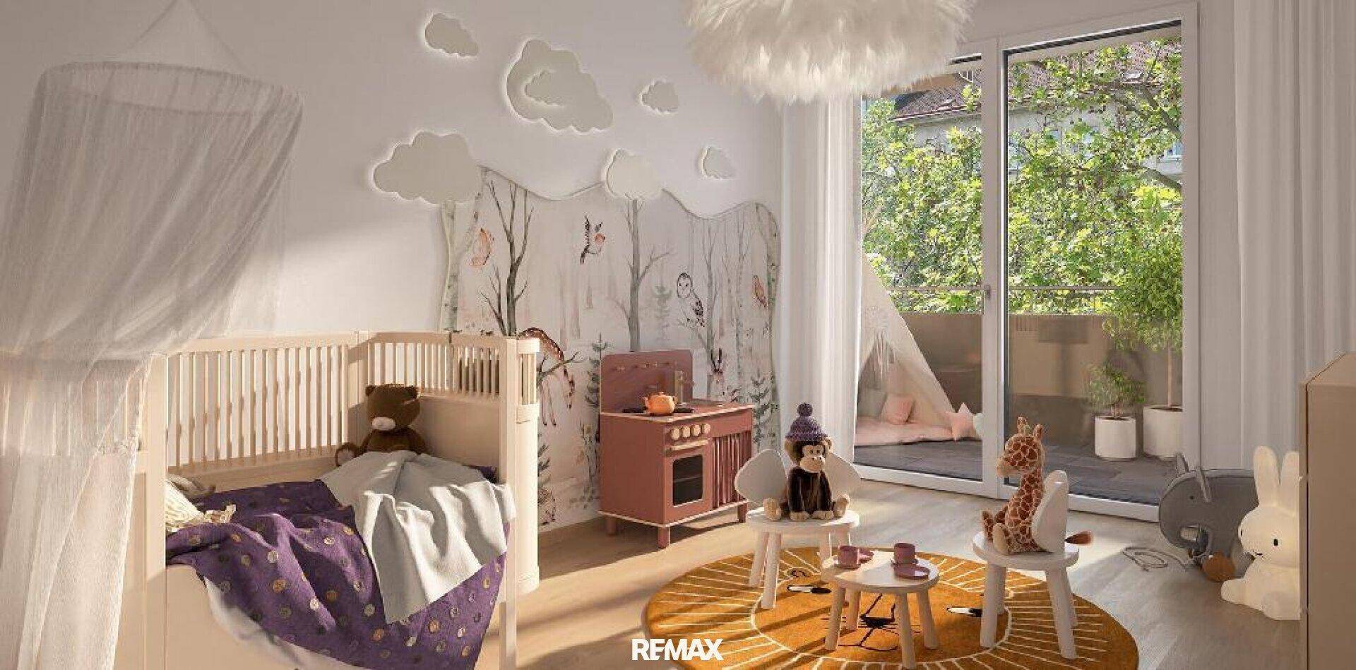 Freundliches Kinderzimmer mit Babybett, Spielzeug und Zugang zu einem Balkon.
