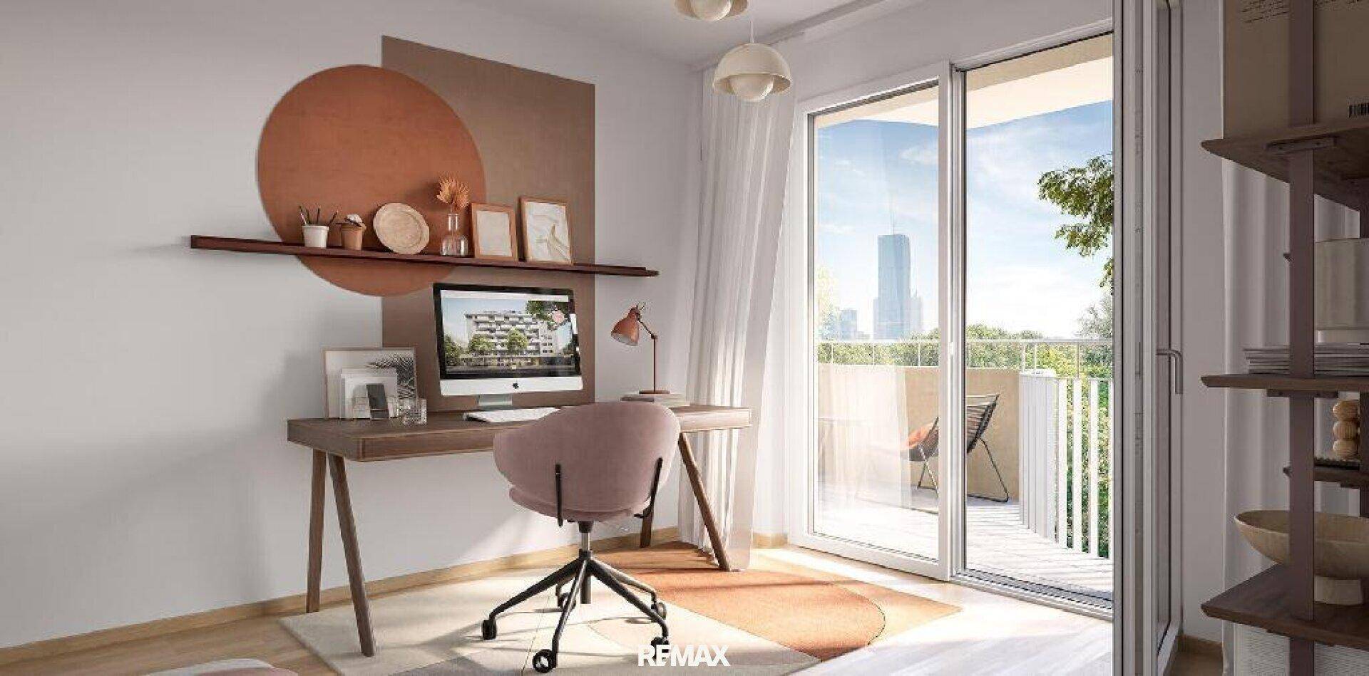 Modernes Arbeitszimmer mit Schreibtisch, Computer und Zugang zu einem Balkon mit Stadtblick.
