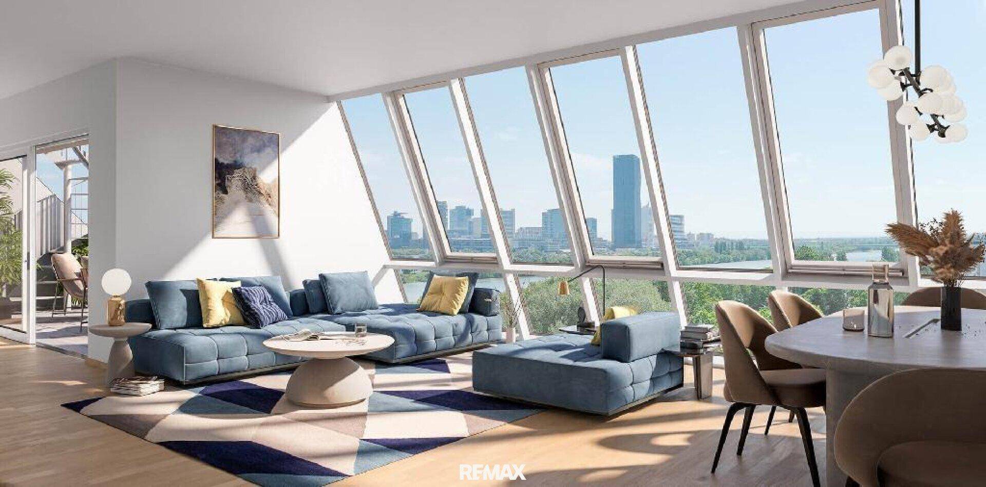Helles Wohnzimmer mit bodentiefen Fenstern, modernem Sofa und weitem Stadtblick.