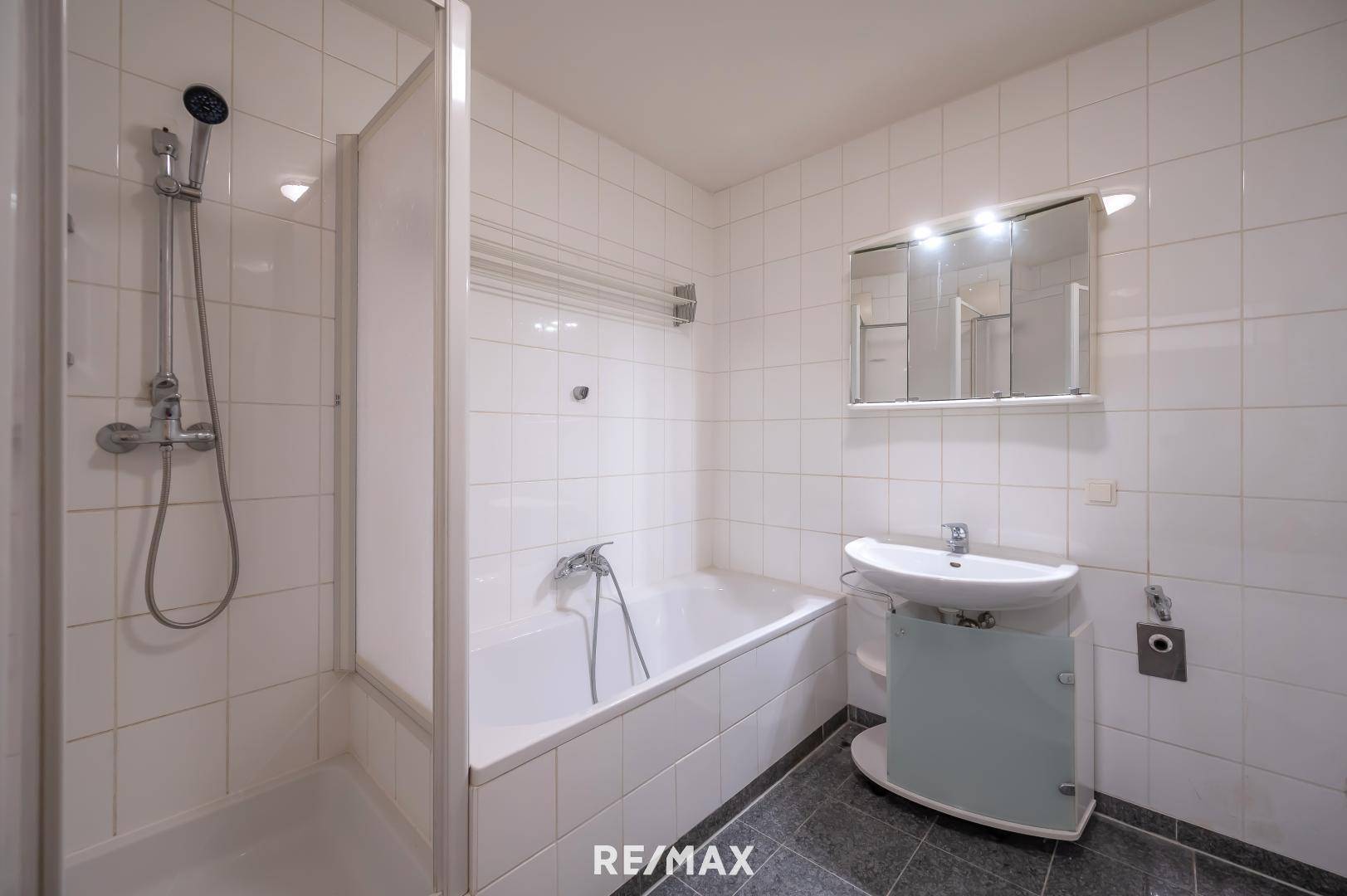 Badezimmer Dusche und Badewanne