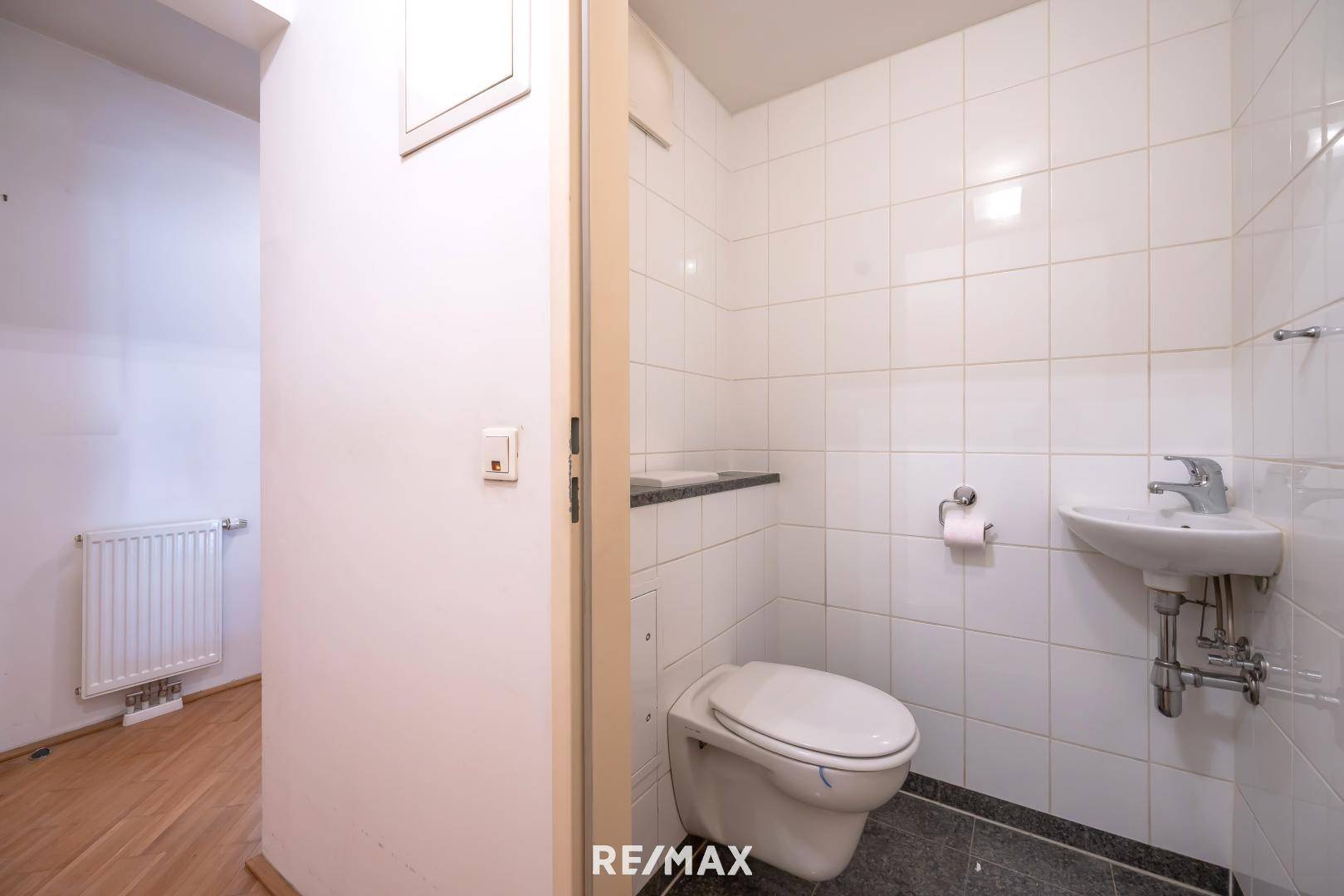 separate Toilette und Handwaschbecken