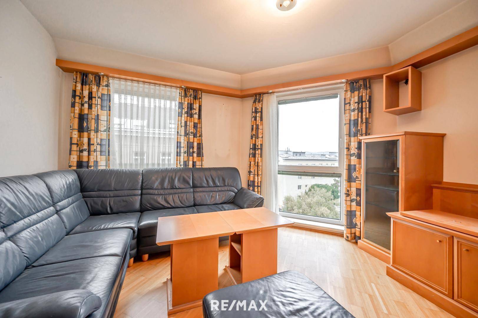 helles geräumiges Wohnzimmer