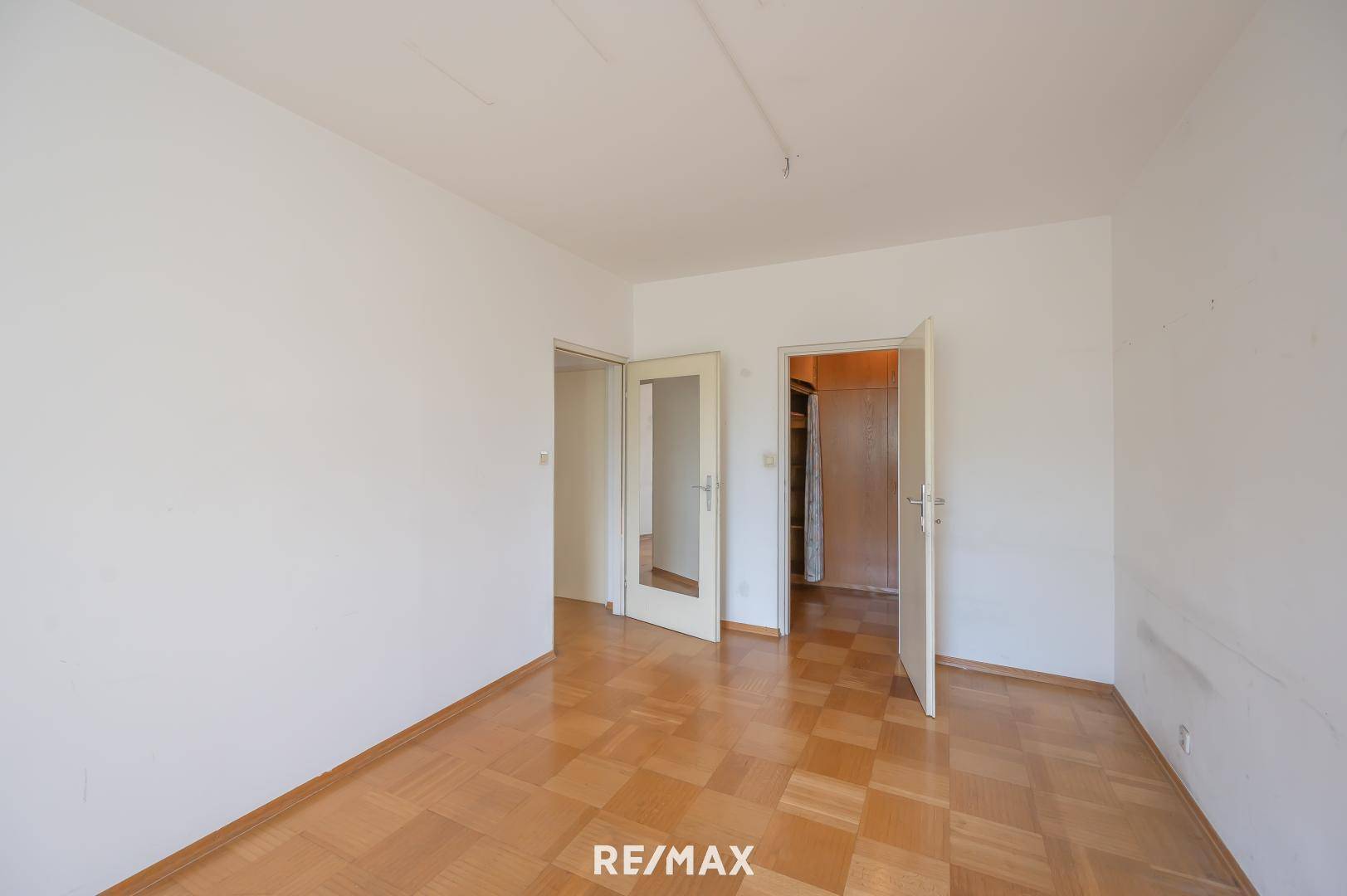 Schlafzimmer 3 + Begehbarer Kleiderschrank