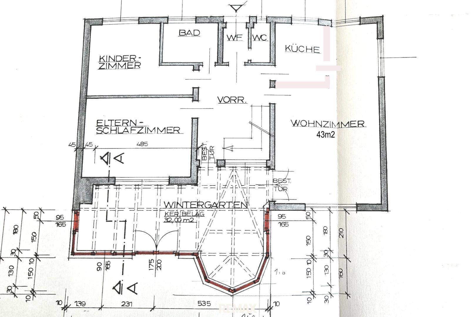 Grundriss mit Wohnzimmer, Küche, Bad, WC, Kinderzimmer, Elternschlafzimmer und Wintergarten.