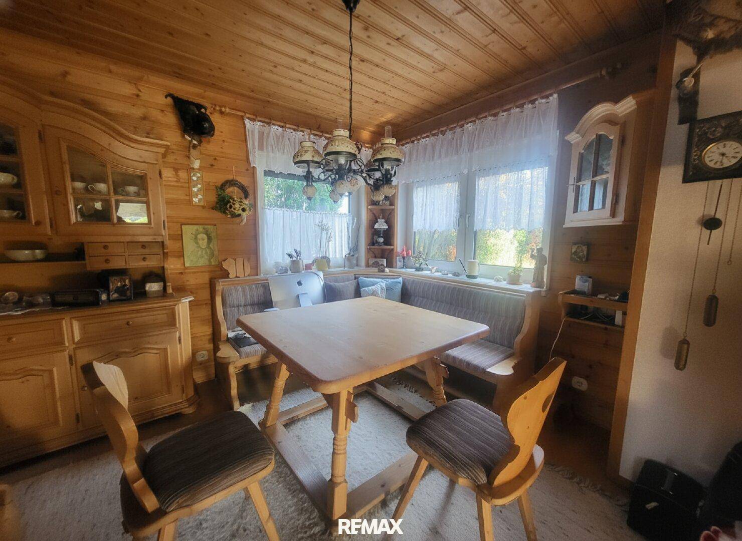 Gemütlicher Essbereich im alpinen Stil mit Holztäfelung, Eckbank und traditionellen Möbeln.