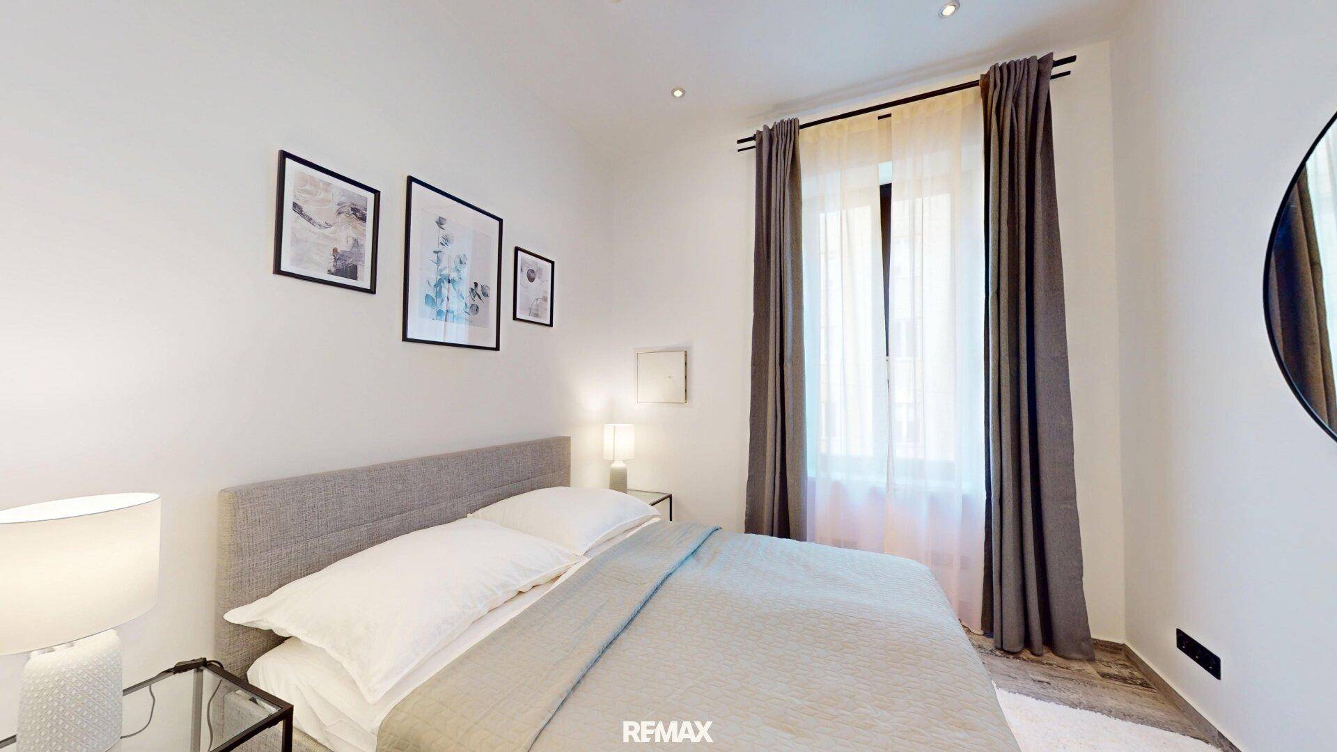 Helles Schlafzimmer mit modernem Design, Holzboden und einem großen Fenster.