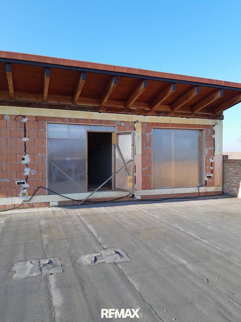 Ihr Traumhaus in Gols: 2.400 m² Baugrund mit 280 m² Rohbau, Terrasse und 10 Stellplätzen! - Mehr
