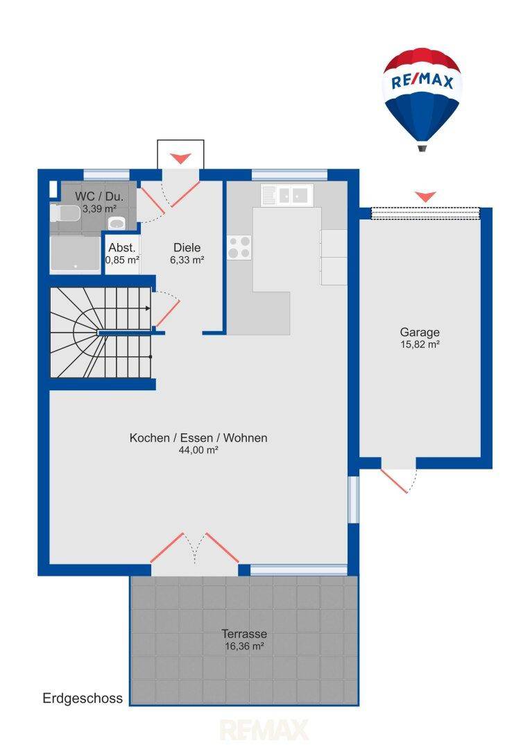 Grundriss des Erdgeschosses mit offenem Wohnbereich, Küche, WC und Zugang zur Terrasse und Garage.