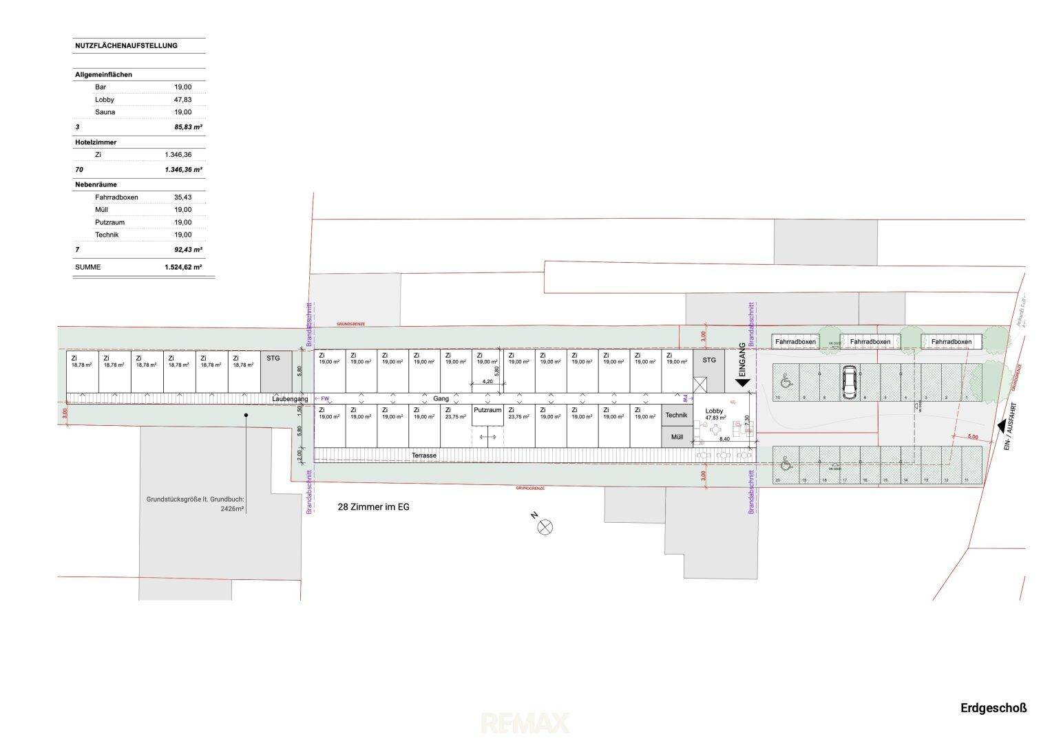 Grundriss des Erdgeschosses mit zahlreichen Zimmern, einer Lobby, Bar, Sauna und Außenbereichen sowie Parkplätzen.