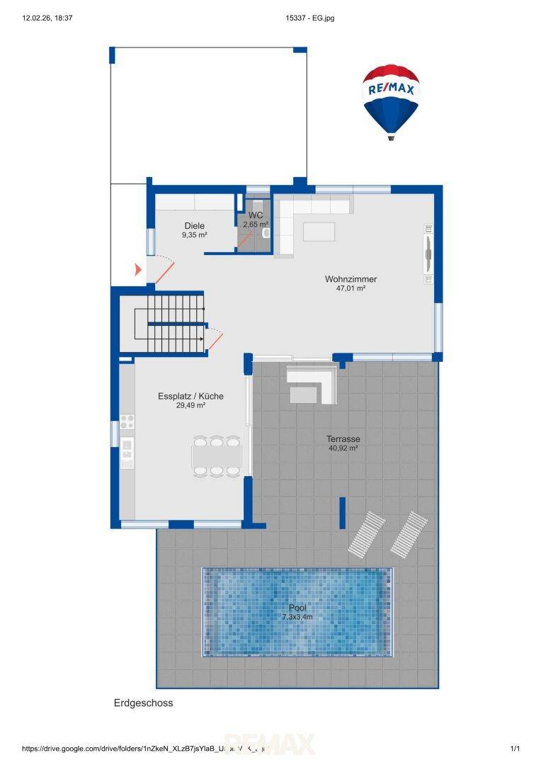 Grundriss des Erdgeschosses mit offenem Wohnbereich, Essplatz, Küche und Terrasse mit Pool.