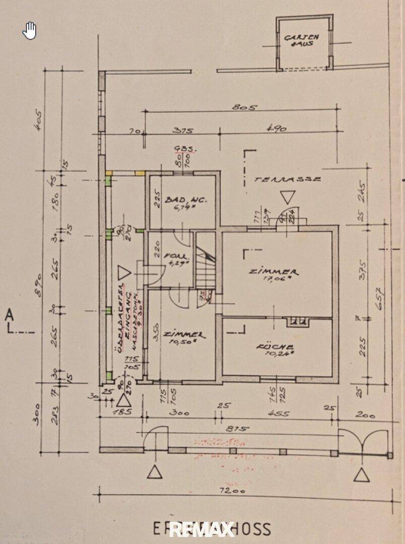 Grundriss des Erdgeschosses mit Zimmern, Terrasse und Gartenhaus, inklusive Maßangaben.