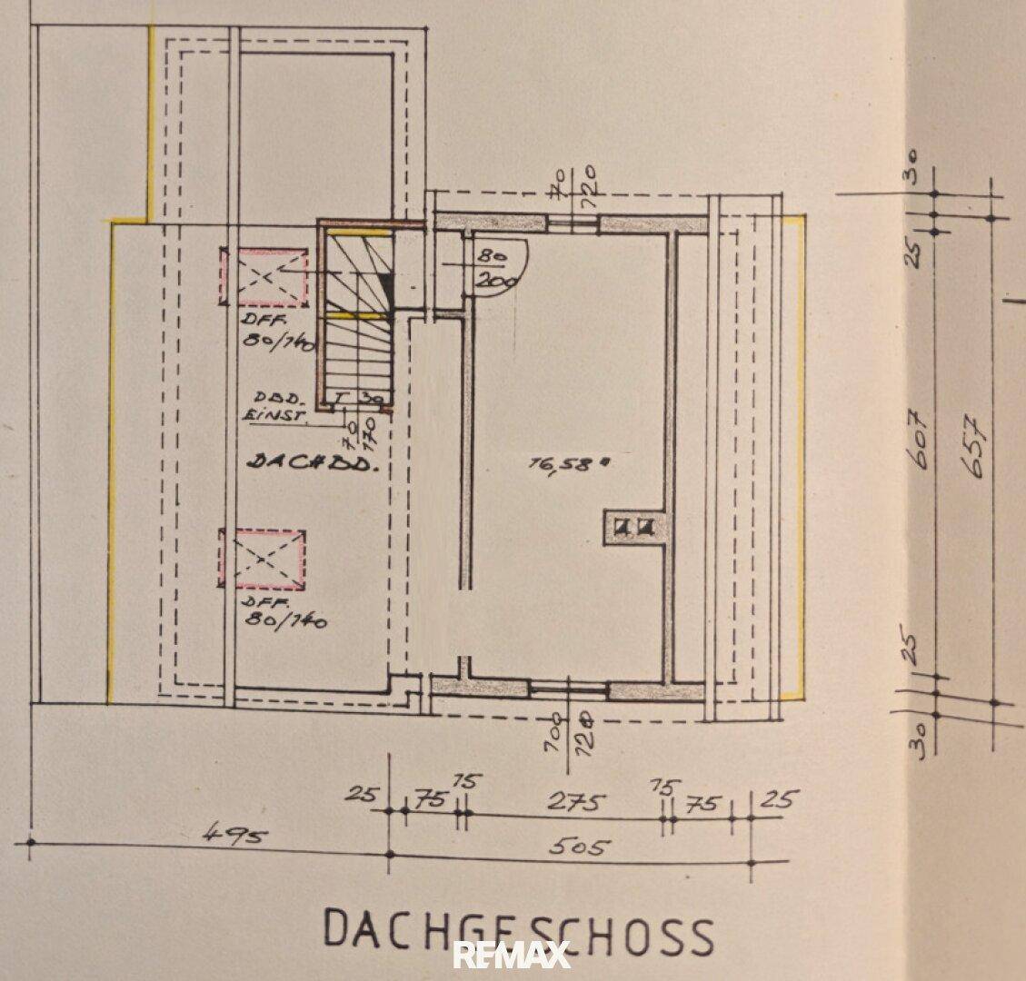 Grundriss des Dachgeschosses mit Zimmern und Dachschrägen, inklusive Maßangaben und Details.
