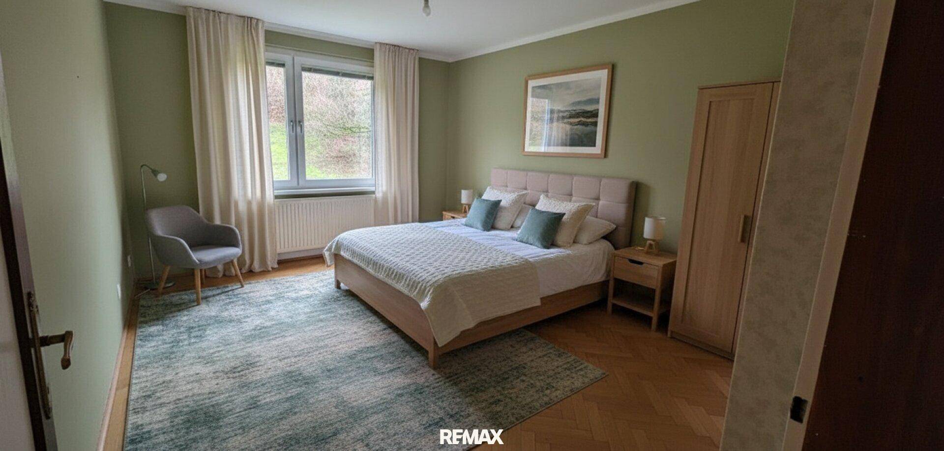 Gemütliches Schlafzimmer mit Doppelbett, grün gestrichenen Wänden und Holzboden, hell und modern.